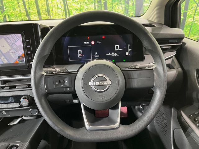 �C���e���A�ɍ��킹���f�U�C���̃X�e�A�����O�́A�^�]�������̂��Ƃ��l���A�^�]���₷���`��A�傫���ł��B�����x�A���ۂɐG���Ă��m���߂��������B