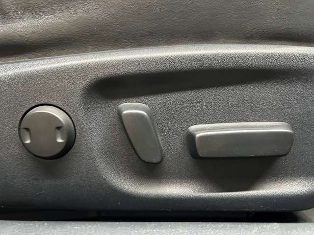 【パワーシート】電動でシートポジションの変更が可能です。手動式より細かくシート設定が可能ですのでより快適な姿勢でドライブを楽しんで頂けるでしょう。
