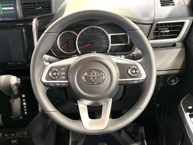 インテリアに合わせたデザインのステアリングは、運転される方のことも考え、運転しやすい形状、大きさです。是非一度、実際に触ってお確かめください。