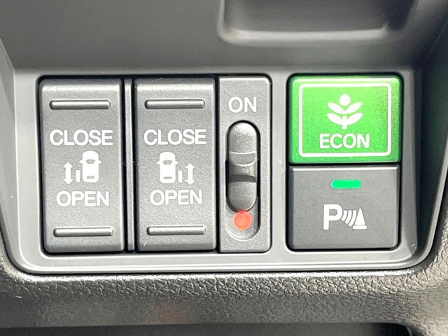 【両側パワースライドドア】スマートキーや運転席のスイッチで後席両側スライドドアの開閉が可能♪電動だから力を入れてドアを開ける必要が無く、小さなお子様でも簡単に開け閉めでき快適です♪
