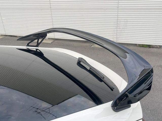 【大型リヤスポイラー】スポーツカーらしさがグッと引き立つ大型リヤスポイラーを装着♪高速走行時のスタビリティ(走行安定性)向上に役立ちます。