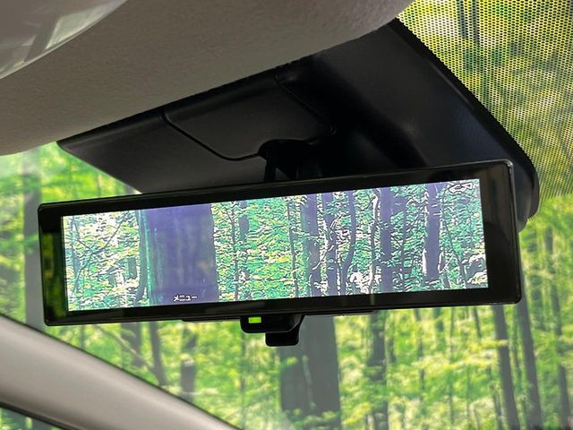 【インテリジェントルームミラー】後席の大きな荷物や同乗者で後方が確認しづらい時でも安心!カメラが撮影した車両後方の映像をルームミラー内に表示。クリアな視界で状況の確認が可能です!