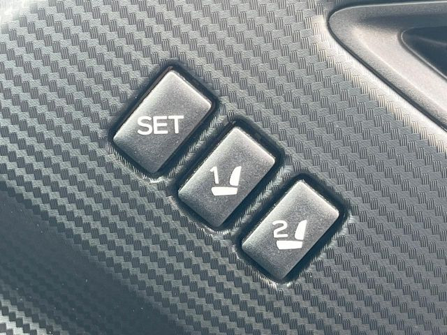 【メモリー機能付きパワーシート】ドライバーごとに設定したシート位置を記憶して、ボタン一つで切り替えできる便利な機能!運転する方が複数名いらっしゃるご家庭におすすめです♪