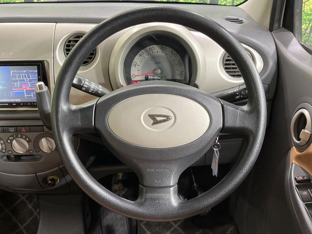 �C���e���A�ɍ��킹���f�U�C���̃X�e�A�����O�́A�^�]�������̂��Ƃ��l���A�^�]���₷���`��A�傫���ł��B�����x�A���ۂɐG���Ă��m���߂��������B