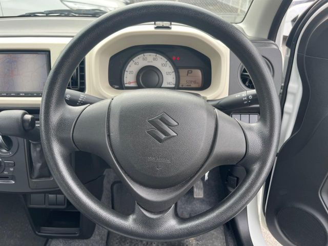 インテリアに合わせたデザインのステアリングは、運転される方のことも考え、運転しやすい形状、大きさです。是非一度、実際に触ってお確かめください。