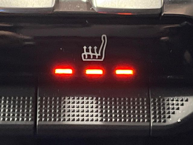 ●フロントシートヒーティング:運転席・助手席共に三段階で調節が可能なシートヒーターを装備しております。季節を問わず快適にご使用いただけます。