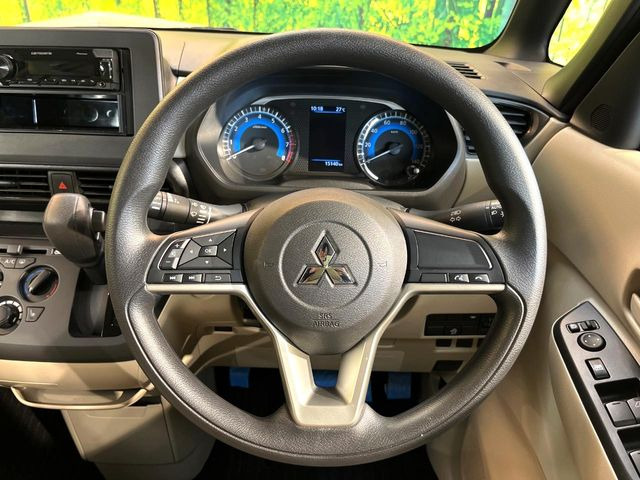�C���e���A�ɍ��킹���f�U�C���̃X�e�A�����O�́A�^�]�������̂��Ƃ��l���A�^�]���₷���`��A�傫���ł��B�����x�A���ۂɐG���Ă��m���߂��������B