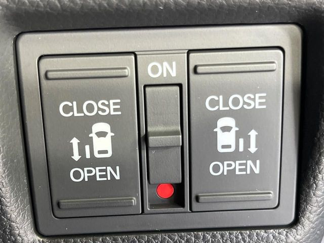 【両側パワースライドドア】スマートキーや運転席のスイッチで後席両側スライドドアの開閉が可能♪電動だから力を入れてドアを開ける必要が無く、小さなお子様でも簡単に開け閉めでき快適です♪