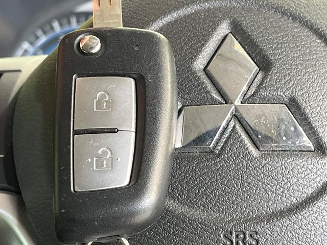 【キーレス】少し離れた場所からでもボタン一つでドアの開錠・施錠ができるのでとっても便利!ドアの鍵穴周りに傷をつけることもありません♪
