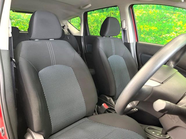 運転席まわりには十分なスペースがあり、大柄な方でもゆったり運転していただける環境です。