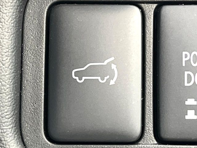 【パワーバックドア】スマートキーや運転席のボタンを押すだけでリアゲートが自動で開閉します!荷物を持っている時や、高い位置にあるバックドアを閉める際に便利な機能です♪