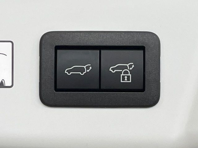 【パワーバックドア】スマートキーや運転席のボタンを押すだけでリアゲートが自動で開閉します!荷物を持っている時や、高い位置にあるバックドアを閉める際に便利な機能です♪