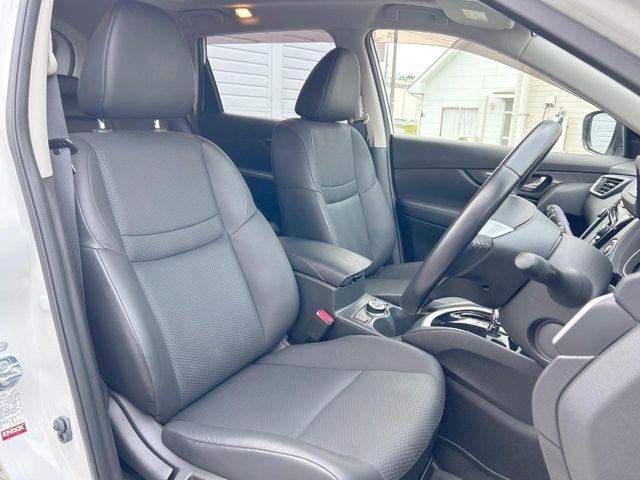 運転席まわりには十分なスペースがあり、大柄な方でもゆったり運転していただける環境です。