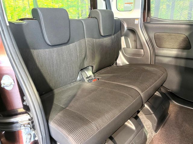 広々とした2列目シートは居住性が高く、居心地も快適!友達や家族とのお出かけにぴったりです。ベビーシートやチャイルドシート使用時も快適にお過ごしいただける十分な空間を確保しています。