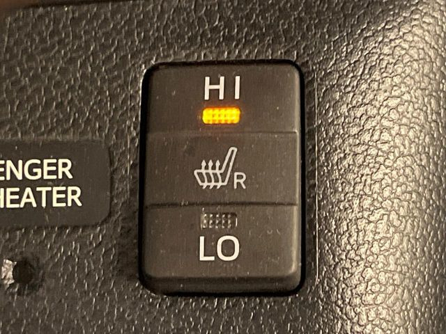 【前席シートヒーター】寒い日に重宝するシートヒーター!エアコンより早く温まってくれるので寒がりの人も安心ですね♪エアコンの温風は乾燥するから苦手、という方にもをおすすめです。