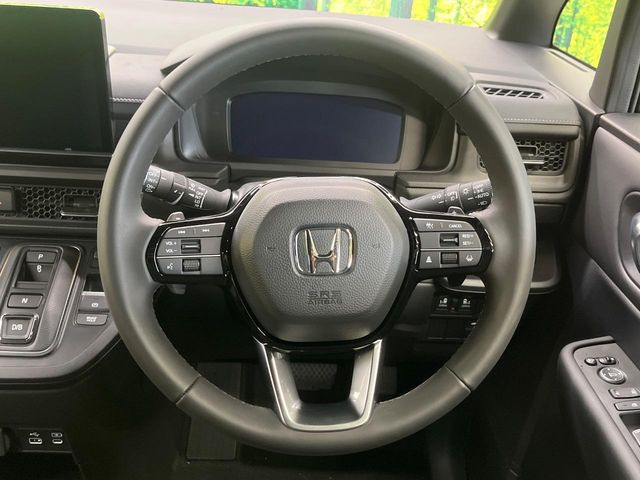【ホンダセンシング】走行中に前方の車両等を認識し、衝突しそうな時は警報とブレーキで衝突回避と被害軽減をアシスト。より安全にドライブをお楽しみいただけます。