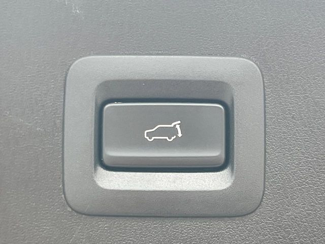 【パワーバックドア】スマートキーや運転席のボタンを押すだけでリアゲートが自動で開閉します!荷物を持っている時や、高い位置にあるバックドアを閉める際に便利な機能です♪