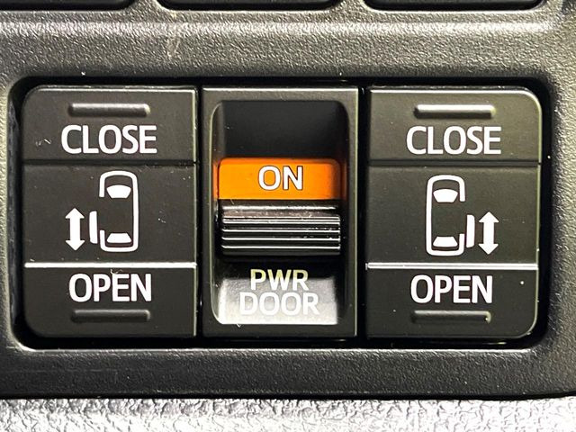【両側パワースライドドア】スマートキーや運転席のスイッチで後席両側スライドドアの開閉が可能♪電動だから力を入れてドアを開ける必要が無く、小さなお子様でも簡単に開け閉めでき快適です♪