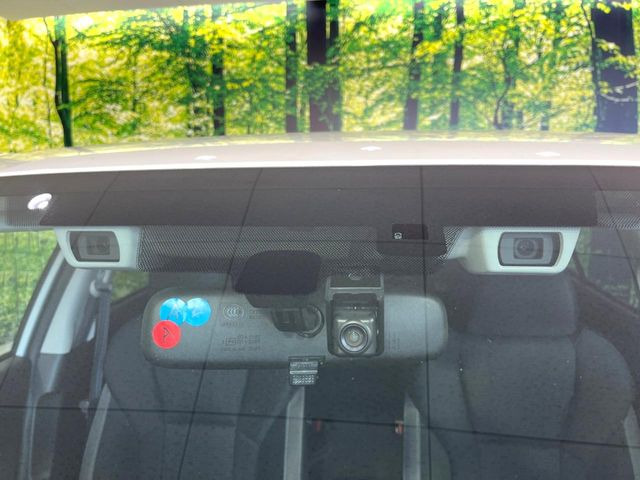 【アイサイトVer3】前方の車両等を検知し、衝突しそうな時は警報で注意を促し、ブレーキを踏む力をサポート。ブレーキを踏めなかった場合は衝突被害軽減ブレーキが作動、衝突回避をサポートします。