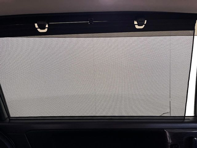 【ロールシェード】日差しや車外からの光が眩しいときにサッと引き出して使える、ロール格納タイプのサンシェードを装備。後席に乗ったお子様がウトウトしだした時など、ぜひご活用ください♪
