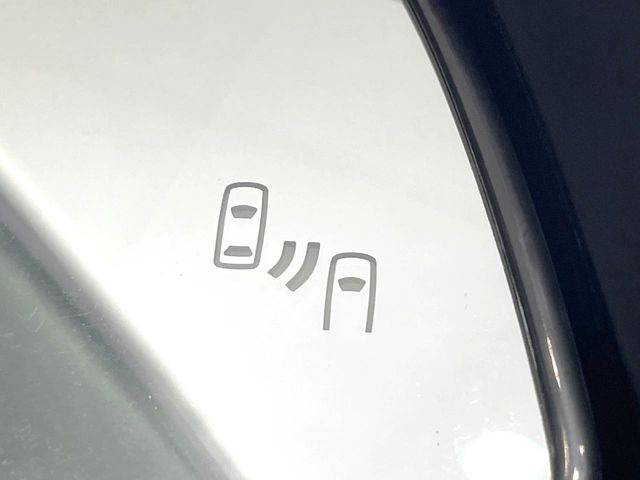 【ブラインドスポットモニター】走行中、ドアミラーの死角になりやすい箇所に後続車が接近するとサイドミラーのレンズに警告を表示!ドライバーに注意喚起をしてくれます。