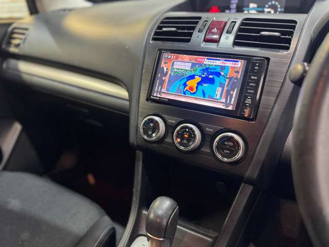 【センターパネル】Panasonicナビと左右独立オートエアコンを見やすく配置。運転席から各機能へアクセスしやすいレイアウトです。