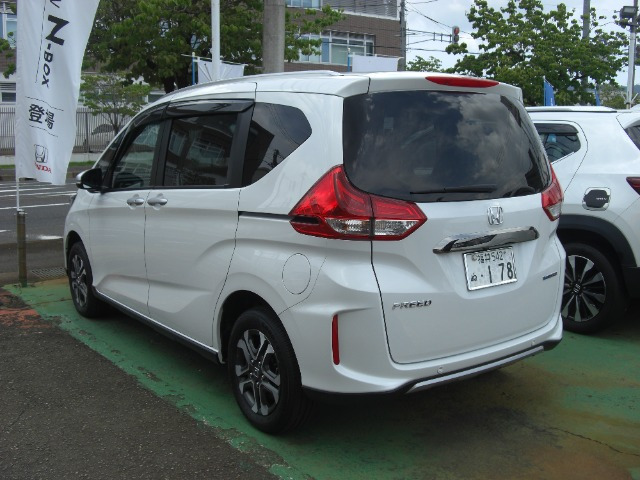 フリード1.5 ハイブリッド クロスター 4WD