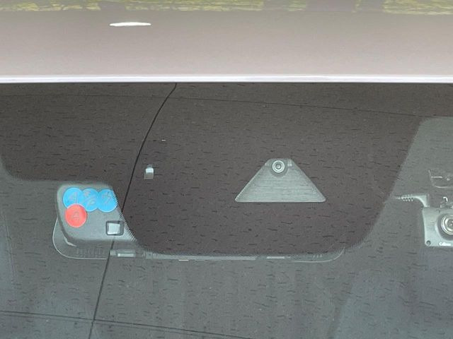 【i-ACTIVESENSE】走行中に前方の車両等を認識し、衝突しそうな時は警報とブレーキで衝突回避と被害軽減をアシスト。より安全にドライブをお楽しみいただけます。