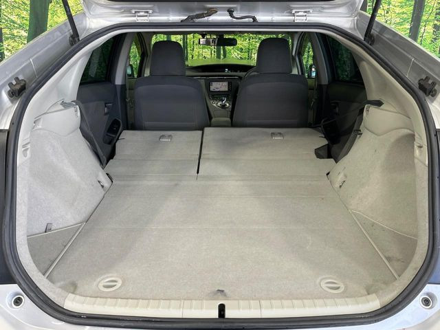 後席を格納すると、これだけの広さが!シーンに合わせたシートアレンジで、大きな荷物も積むことが出来ます♪