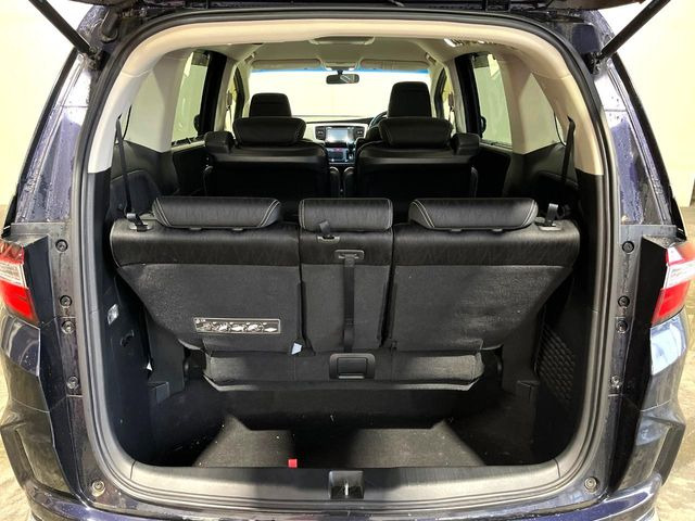 積み下ろしのしやすいデッキにはたっぷりと荷物を積み込んでいただけます。遊びから仕事まで、様々なシーンで頼れます♪