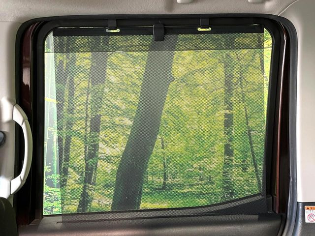 【ロールシェード】日差しや車外からの光が眩しいときにサッと引き出して使える、ロール格納タイプのサンシェードを装備。後席に乗ったお子様がウトウトしだした時など、ぜひご活用ください♪