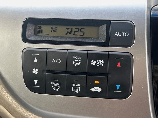 【オートエアコン】一度お好みの温度に設定すれば、車内の温度を検知し風量や温度を自動で調整。暑い&hellip;寒い&hellip;と何度もスイッチ操作をする必要はありません。快適な車内空間には必須の機能ですね♪