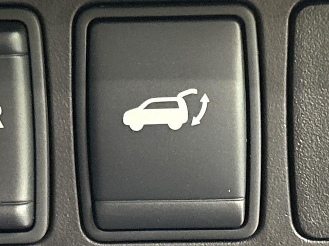 【パワーバックドア】スマートキーや運転席のボタンを押すだけでリアゲートが自動で開閉します!荷物を持っている時や、高い位置にあるバックドアを閉める際に便利な機能です♪