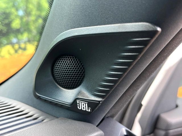 �yJBL�T�E���h�V�X�e���z���[�J�[�I�v�V�����̍��i�ʃT�E���h�V�X�e���𓋍ځB��p�̃`���[�j���O���{���ꂽ�召�l�X�ȃX�s�[�J�[����ǎ��ȃT�E���h���t�ł��A�Տꊴ���ӂ�鉹����Ԃ����o��