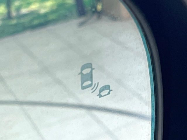 【ブラインドスポットインフォメーション】走行中、ドアミラーの死角になりやすい箇所に後続車が接近するとサイドミラー付近に警告を表示、ドライバーに注意喚起をしてくれます。