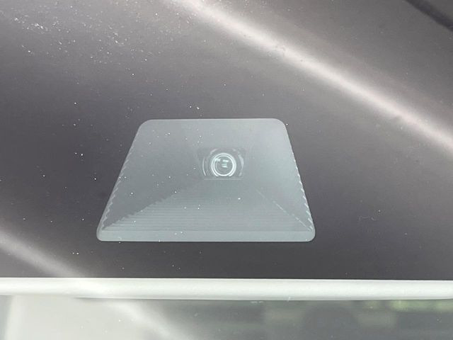 【ホンダセンシング】走行中に前方の車両等を認識し、衝突しそうな時は警報とブレーキで衝突回避と被害軽減をアシスト。より安全にドライブをお楽しみいただけます。