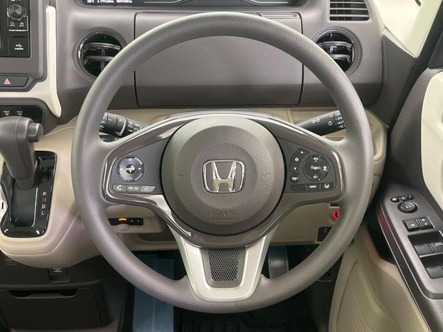 インテリアに合わせたデザインのステアリングは、運転される方のことも考え、運転しやすい形状、大きさです。是非一度、実際に触ってお確かめください。