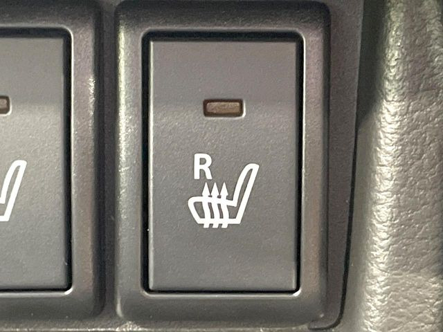 【シートヒーター】寒い日に重宝するシートヒーター!エアコンより早く温まってくれるので寒がりの人も安心ですね♪エアコンの温風は乾燥するから苦手、という方にもをおすすめです。