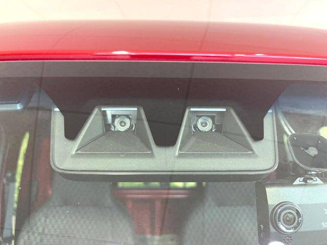 【スマートアシスト】走行中に前方の車両等を認識し、衝突しそうな時は警報とブレーキで衝突回避と被害軽減をアシスト。より安全にドライブをお楽しみいただけます。