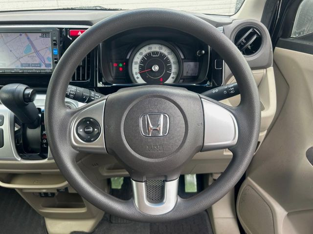 インテリアに合わせたデザインのステアリングは、運転される方のことも考え、運転しやすい形状、大きさです。是非一度、実際に触ってお確かめください。