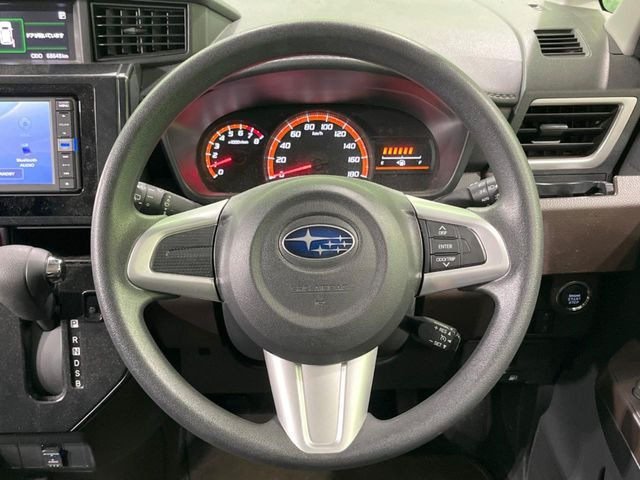 �C���e���A�ɍ��킹���f�U�C���̃X�e�A�����O�́A�^�]�������̂��Ƃ��l���A�^�]���₷���`��A�傫���ł��B�����x�A���ۂɐG���Ă��m���߂��������B