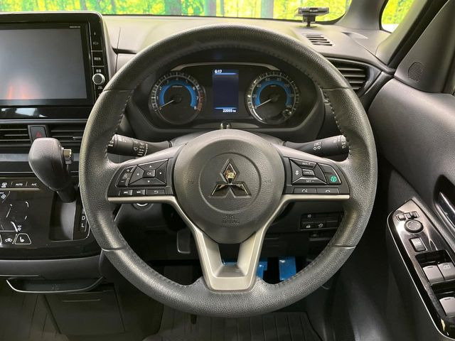 �C���e���A�ɍ��킹���f�U�C���̃X�e�A�����O�́A�^�]�������̂��Ƃ��l���A�^�]���₷���`��A�傫���ł��B�����x�A���ۂɐG���Ă��m���߂��������B