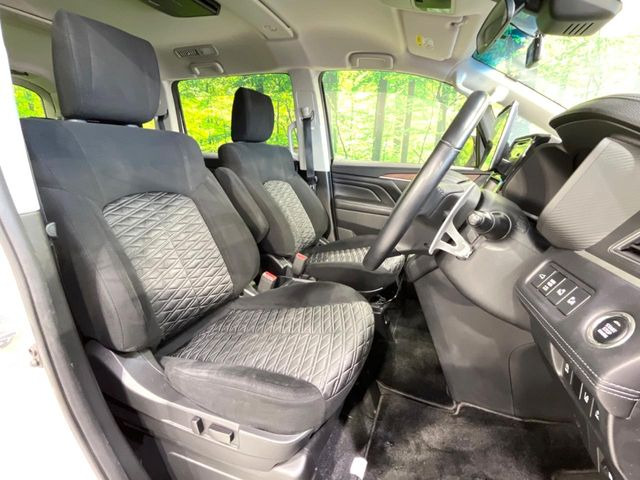 運転席シート廻りは使用感も少なく、良好な状態となっています。丁寧に使われていたことがよくわかりますね。