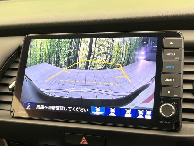 【バックカメラ】駐車時に後方がリアルタイム映像で確認できます。大型商業施設や立体駐車場での駐車時や、夜間のバック時に大活躍!運転スキルに関わらず、今や必須となった装備のひとつです!