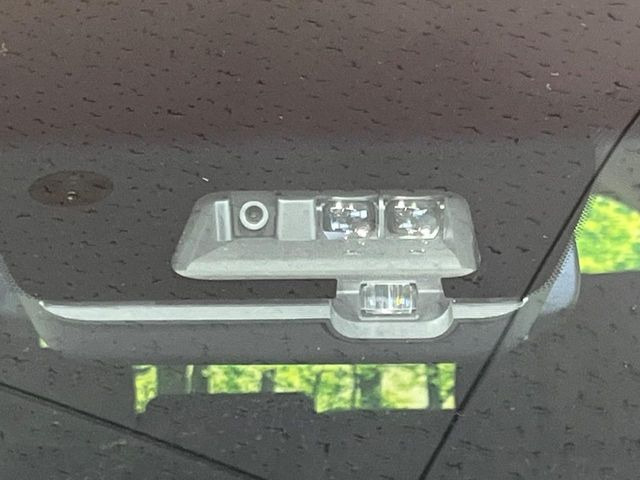 【三菱e-Assist】走行中に前方の車両等を認識し、衝突しそうな時は警報とブレーキで衝突回避と被害軽減をアシスト。より安全にドライブをお楽しみいただけます。