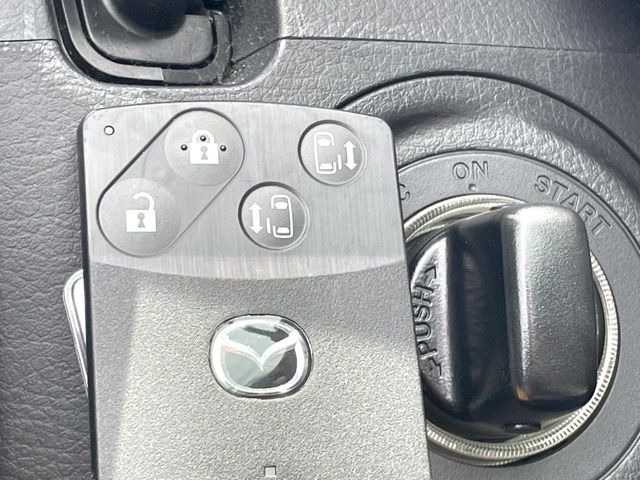 【キーレス】少し離れた場所からでもボタン一つでドアの開錠・施錠ができるのでとっても便利!ドアの鍵穴周りに傷をつけることもありません