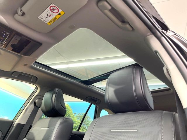 【サンルーフ】開放感たっぷりの希少装備、サンルーフが装着されています!車内に明かりを取り入れたり景色を楽しむ以外にも、車内の空気も簡単に換気できて快適です!
