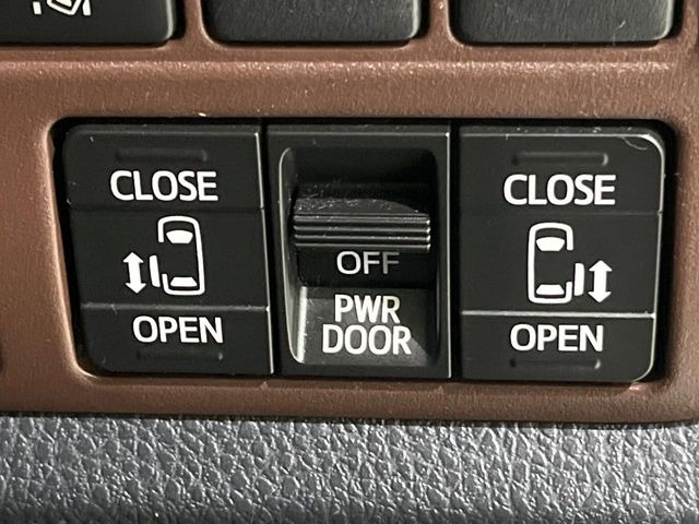 【両側パワースライドドア】スマートキーや運転席のスイッチで後席両側スライドドアの開閉が可能♪電動だから力を入れてドアを開ける必要が無く、小さなお子様でも簡単に開け閉めでき快適です♪