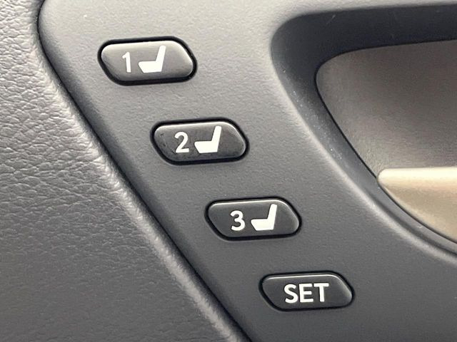【メモリー機能付きパワーシート】ドライバーごとに設定したシート位置を記憶して、ボタン一つで切り替えできる便利な機能!運転する方が複数名いらっしゃるご家庭におすすめです♪