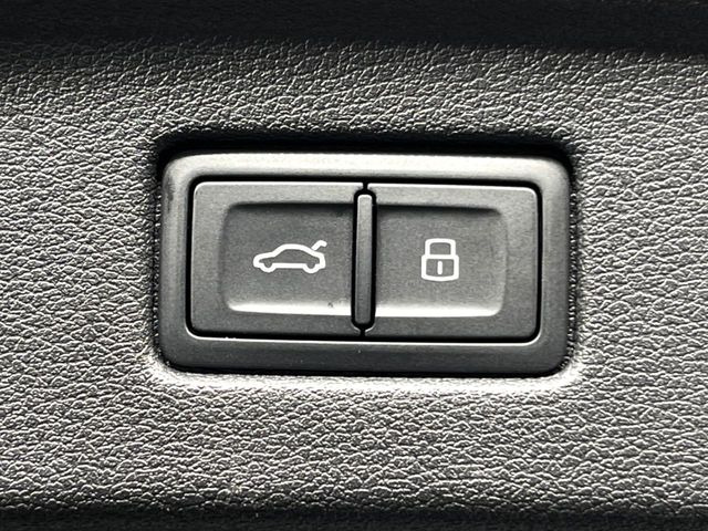 ●電動リアゲート:ワンタッチでリアゲートの開閉ができ、荷物などで両手が塞がっている状態でも簡単に開閉ができる便利機能です。